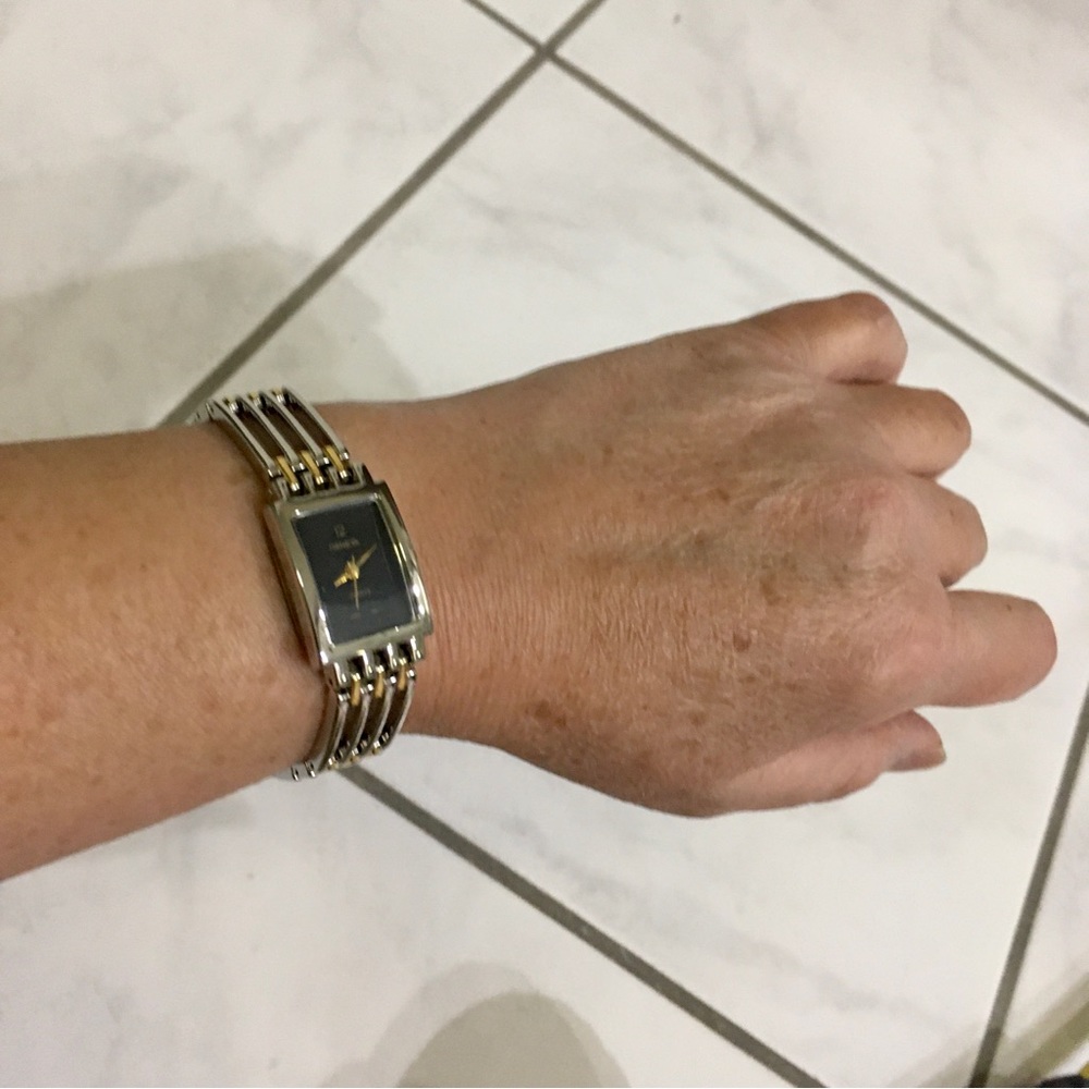 GENEVA Ladies wristwatch gold and silver tones - Picture 5 of 7